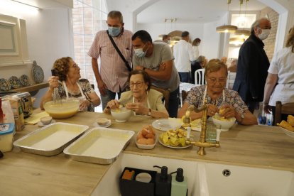 Usuàries del centre, utilitzant la cuina d’una de les unitats de convivència de la residència.