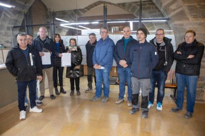 Alguns dels comerciants afectats pel carril bici que ahir van presentar firmes a la Paeria.