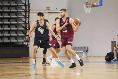 Una acció del partit que l’ICG Força Lleida va jugar ahir a Cornellà.