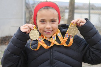 Alba Capell Quirós mostra les dos medalles d’or aconseguides en tot just tres setmanes.