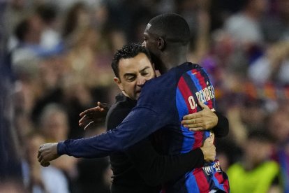 Xavi abraça Dembélé després que el francès marqués el seu gol.