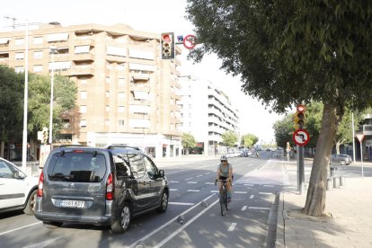 El semáforo de la avenida Estudi General donde han instalado cámaras de control de la futura ZBE. 