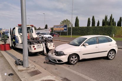 El coche tras el accidente de ayer en la rotonda de la LL-11. 