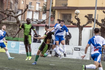 Jugadors del Guissona i del Cervera lluiten per una pilota aèria, ahir en el partit.