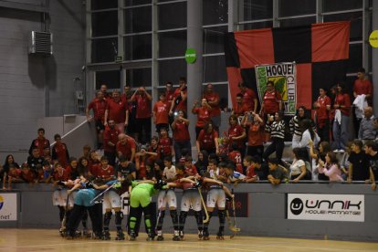 Les jugadores de l’Alpicat van celebrar amb la seua afició, al final del partit, el primer punt a l’OK Lliga.