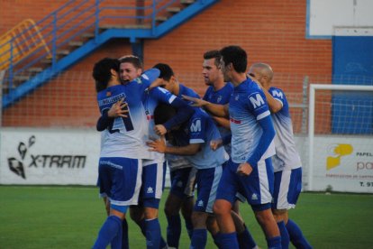 imagen de archivo de los jugadores del Mollerussa durante la celebración de un gol.