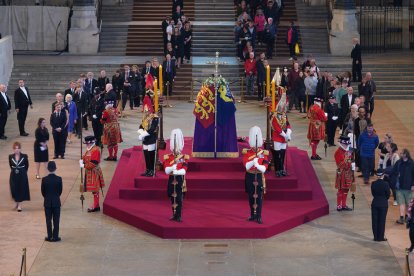 Els primers ciutadans van poder entrar ahir a donar l’últim adeu a la reina Elisabet II, la capella ardent de la qual estarà oberta fins dilluns.