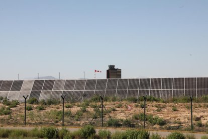 Imatge de la planta fotovoltaica que acull actualment l’aeroport d’Alguaire.