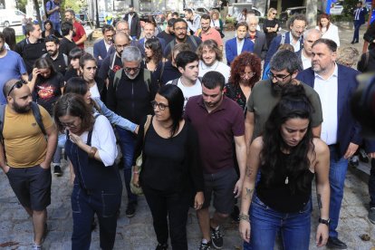 Anna Gabriel (centre) va arribar al Suprem acompanyada per membres de la CUP i altres formacions.