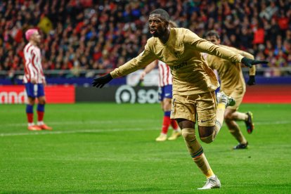 Ousmane Dembéle celebra el gol que va donar al Barcelona una important victòria davant de l’Atlètic i que el fa més líder.