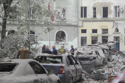 Los destrozos que causó el ataque contra un edificio en Leópolis.