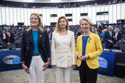 Von der Leyen, que ahir va lluir els colors d’Ucraïna, amb Roberta Metsola i Olena Zelenska.