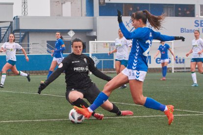 Andrea, autora de un doblete, trata de aprovechar un malentendido entre la defensa y la portera del Córdoba.