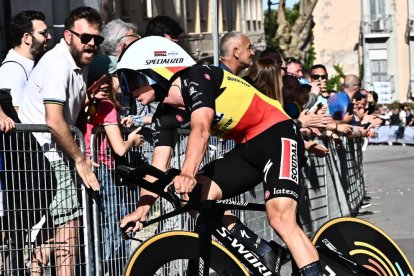 Evenepoel afrontando uno de los tramos de la crono.