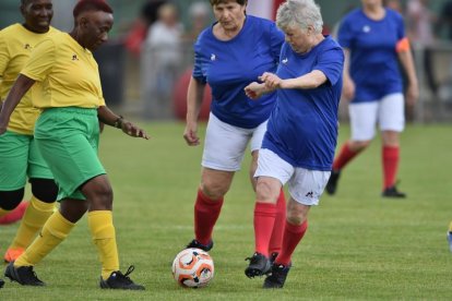 Partit entre futbolistes d’equips de França i Sud-àfrica.