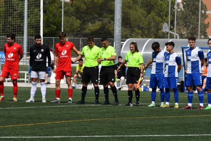 Abraçada contra la violència - L'Alpicat va ser un dels primers equips de Primera Catalana que ahir va posar en marxa la campanya contra la violència en el futbol, especialment contra els àrbitres.