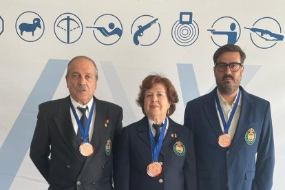 José Triquell, Nunci Rodríguez y Lluís Bach, con las medallas.