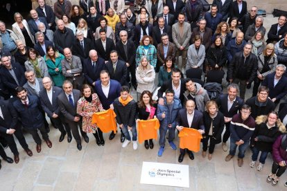 Foto de família d’autoritats, dirigents, organitzadors i esportistes ahir durant la presentació.