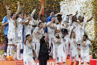 Los jugadores del Real Madrid levantan el trofeo conquistado ayer ante Osasuna.