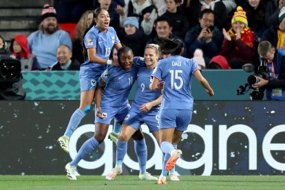 Jugadores de la selecció de França celebren un dels quatre gols anotats davant de Marroc.