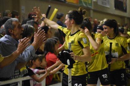 Victòria Porta, Maria Porta i Dai Silva, al costat de les seues companyes, saluden l’afició del Vila-sana a l’acabament del partit.