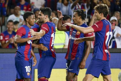 Jugadores del Barcelona celebran uno de los goles del equipo.