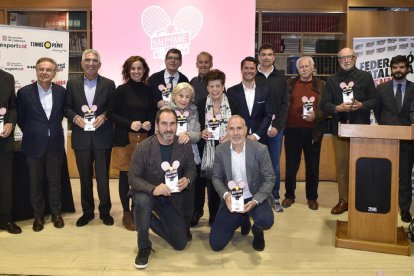 Albert Costa, de genolls a l’esquerra, al costat d’Àlex Corretja, ahir al Hall of Fame del tenis català.