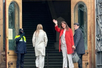 La presidenta de Junts, Laura Borràs, saludant el dia en què va declarar al judici.