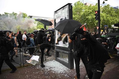 Manifestantes rompiendo mobiliario urbano en Toulouse.