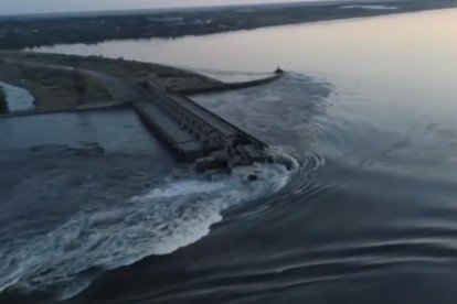 Imagen de la presa destruida, acción de la que se acusan mutuamente Rusia y Ucrania.