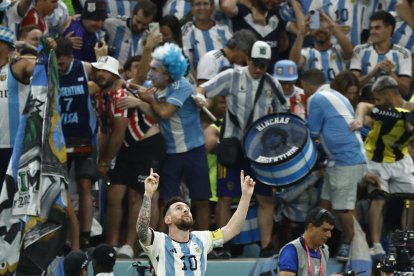 Leo Messi celebra el seu gol a Països Baixos, amb l’afició albiceleste de fons.