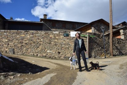 Una de les veïnes del poble de Talltendre, a Bellver, al costat d’un dels tres fanals del poble.