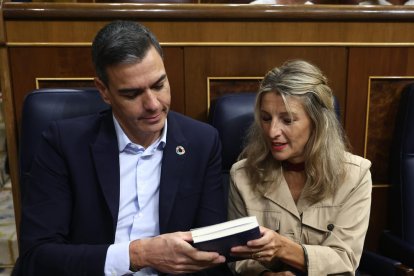 El presidente del Gobierno, Pedro Sánchez y la vicepresidenta segunda y ministra de Trabajo y Economía Social, Yolanda Díaz, en el Congreso.