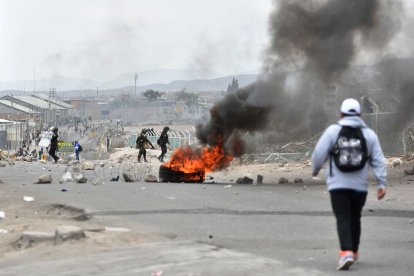 Membres de la policia enfronten manifestants als voltants de l’aeroport d’Arequipa.