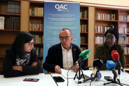 El alcalde de Lleida, Miquel Pueyo, con la teniente de alcalde Jordina Freixanet y la concejala Mariamma Sall, durante la rueda de prensa sobre el servicio OAC360 Social, en el centro cívico de la Mariola.