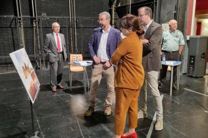 El director de los servicios territoriales de Interior en Lleida, Xavier Garrós, con el alcalde de Mollerussa, Marc Solsona, observando cómo será la nueva comisaría del ABP Pla d'Urgell-Garrigues.