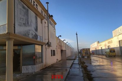 Un incendi provoca una gran fumera en una nau abandonada a Bellvís