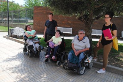 El grupo de accesibilidad, ayer en la zona de las piscinas. 