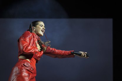 Rosalía actuant a l'escenari del Palau Sant Jordi durant el Motomami World Tour.