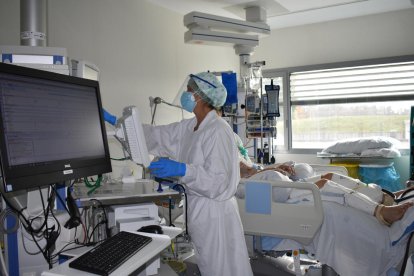 Un pacient amb covid a l'UCI de l'hospital Santa Caterina.