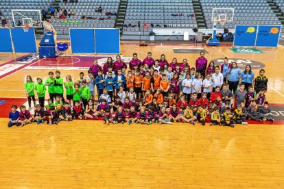 Foto de família dels jugadors i jugadores que van prendre part en la setena edició de la Trobada d’Escoles.