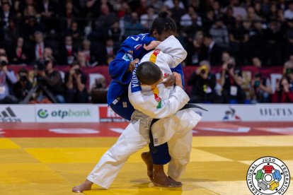 Ai, la segona per l’esquerra, amb la medalla d’or de París.