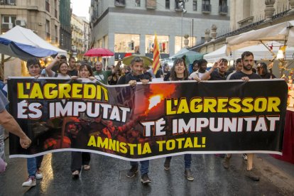 Un centenar de persones van mostrar suport a Joan Domènech, al centre de la imatge.