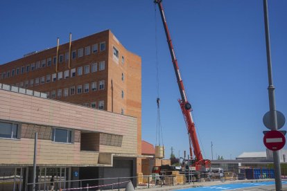 Una gran grúa se encarga de descargar las piezas de los equipos en la planta subterránea.