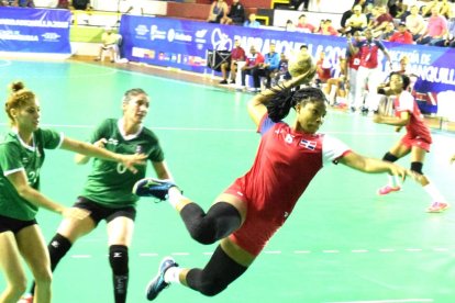 Annerys Cabrera, en un partit amb la selecció dominicana.