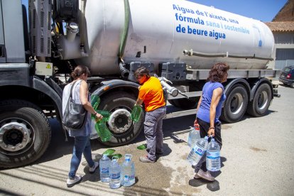 Imagen del reparto de agua con la cuba que llegó ayer a Sarroca de Lleida. 