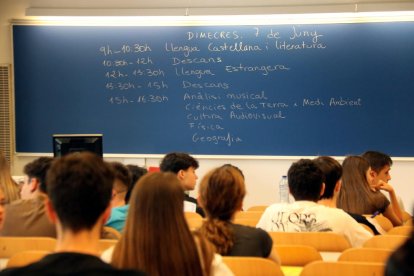 Una pizarra del Campus de Cappont de la UdL con los horarios de las pruebas PAU del primer día