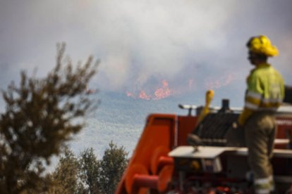 Un bomber ahir davant d’un dels focus actius a Castelló.