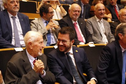 El president de la Generalitat, Pere Aragonès, amb l'escriptor Josep Vallverdú, en la inauguració al Campus de la UdL del curs 2022-2023 del sistema universitari català