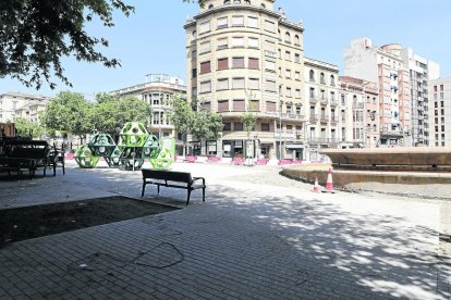 El nuevo mobiliario urbano en la rambla de Aragó.